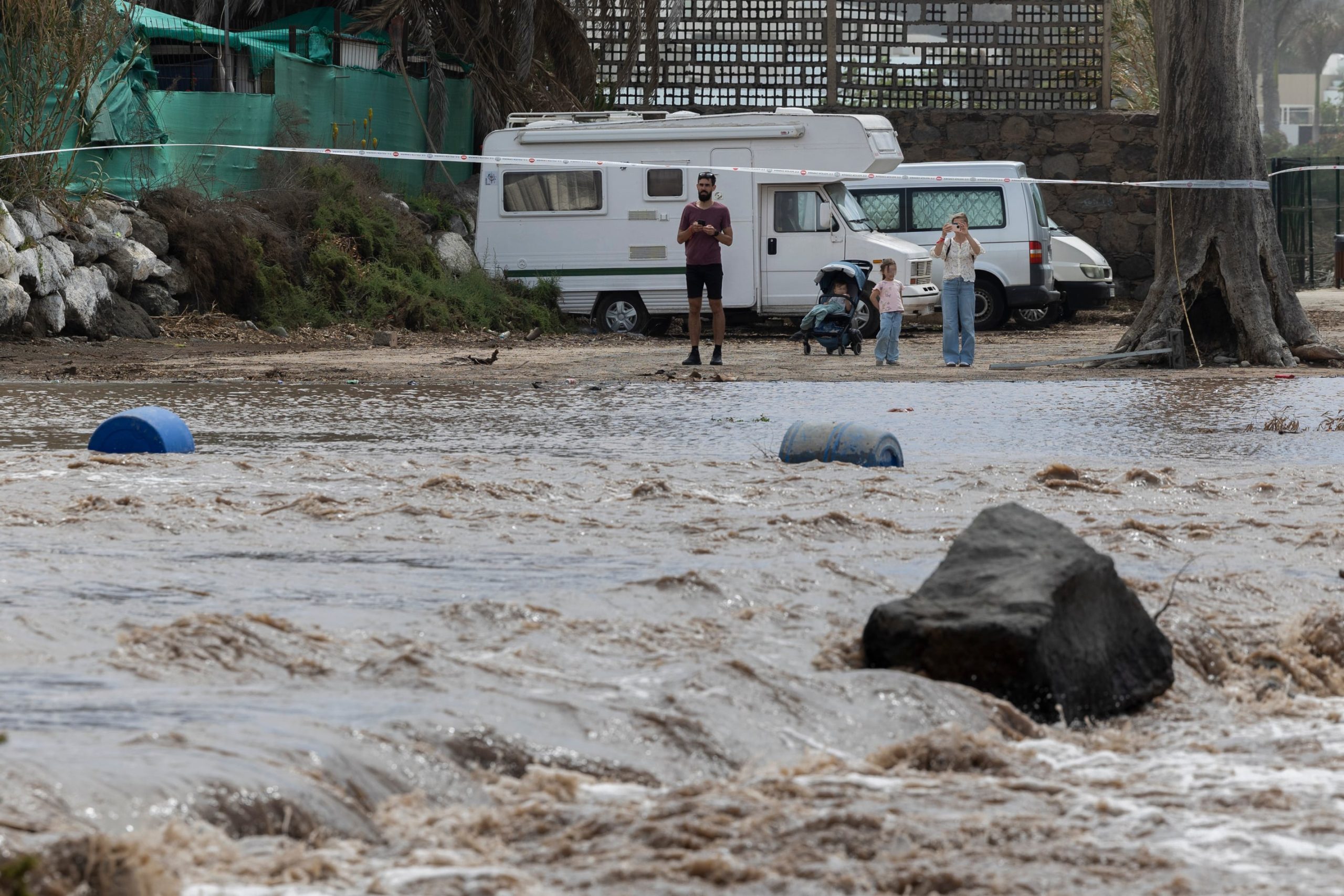 la-borrasca-‘therese’-provoca-desalojos,-inundaciones-en-viviendas-y-desprendimientos-a-su-paso-por-canarias