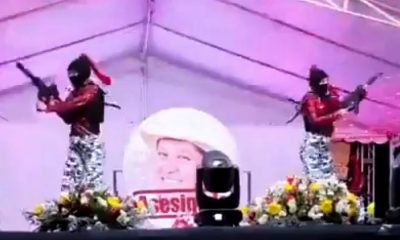 escandalo-en-michoacan-por-un-baile-de-estudiantes-con-armas-de-utileria-y-fotos-de-alcaldes-asesinados