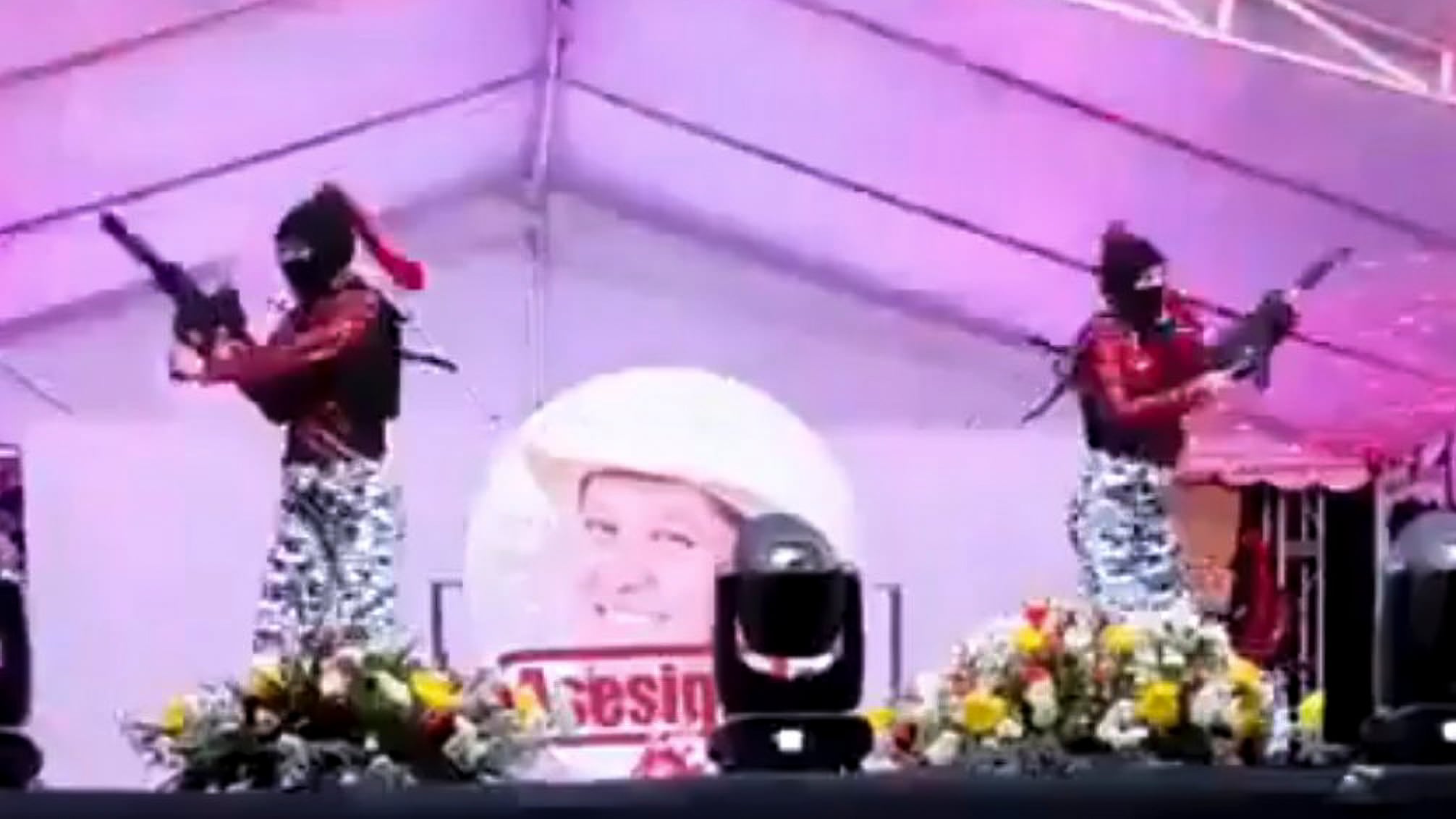 escandalo-en-michoacan-por-un-baile-de-estudiantes-con-armas-de-utileria-y-fotos-de-alcaldes-asesinados