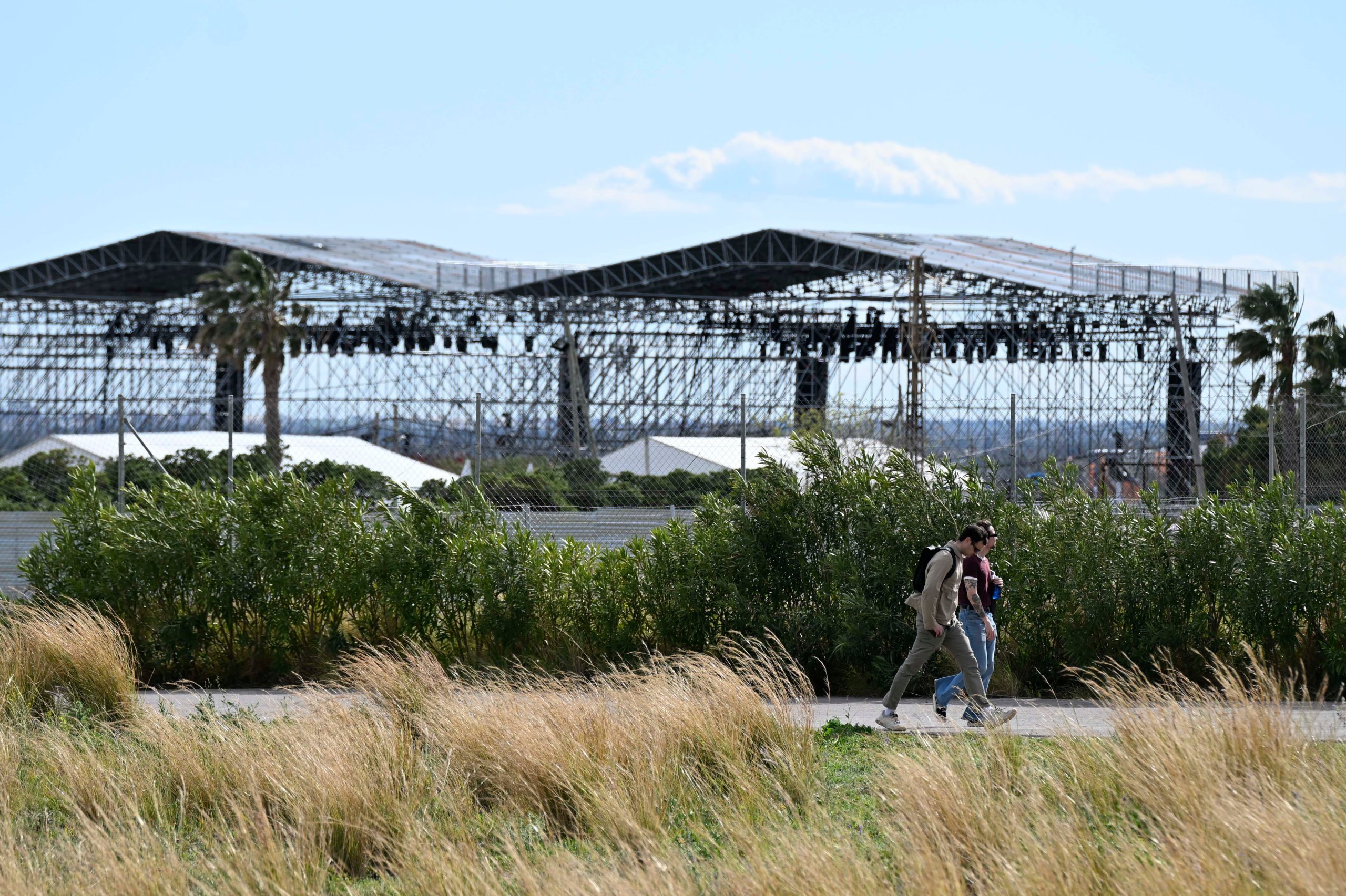 el-sansan-de-benicassim,-que-abre-la-temporada-de-festivales,-cancela-su-primera-jornada-por-el-viento