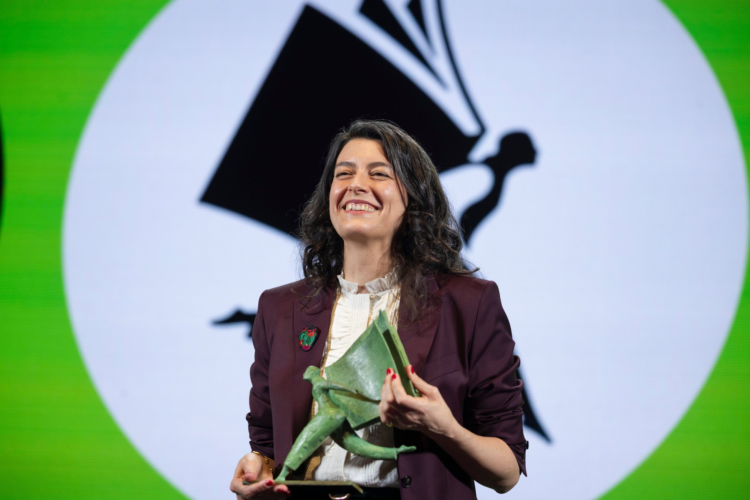 la-escritora-argentina-samanta-schweblin-gana-el-millon-de-euros-del-premio-aena-de-narrativa