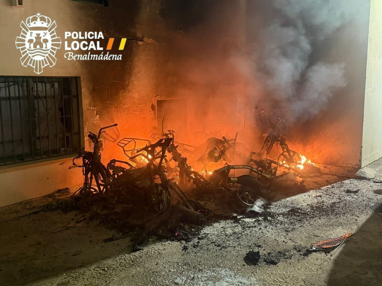 costa-del-sol-fire:-dozens-flee-as-blaze-torches-shops-and-cars