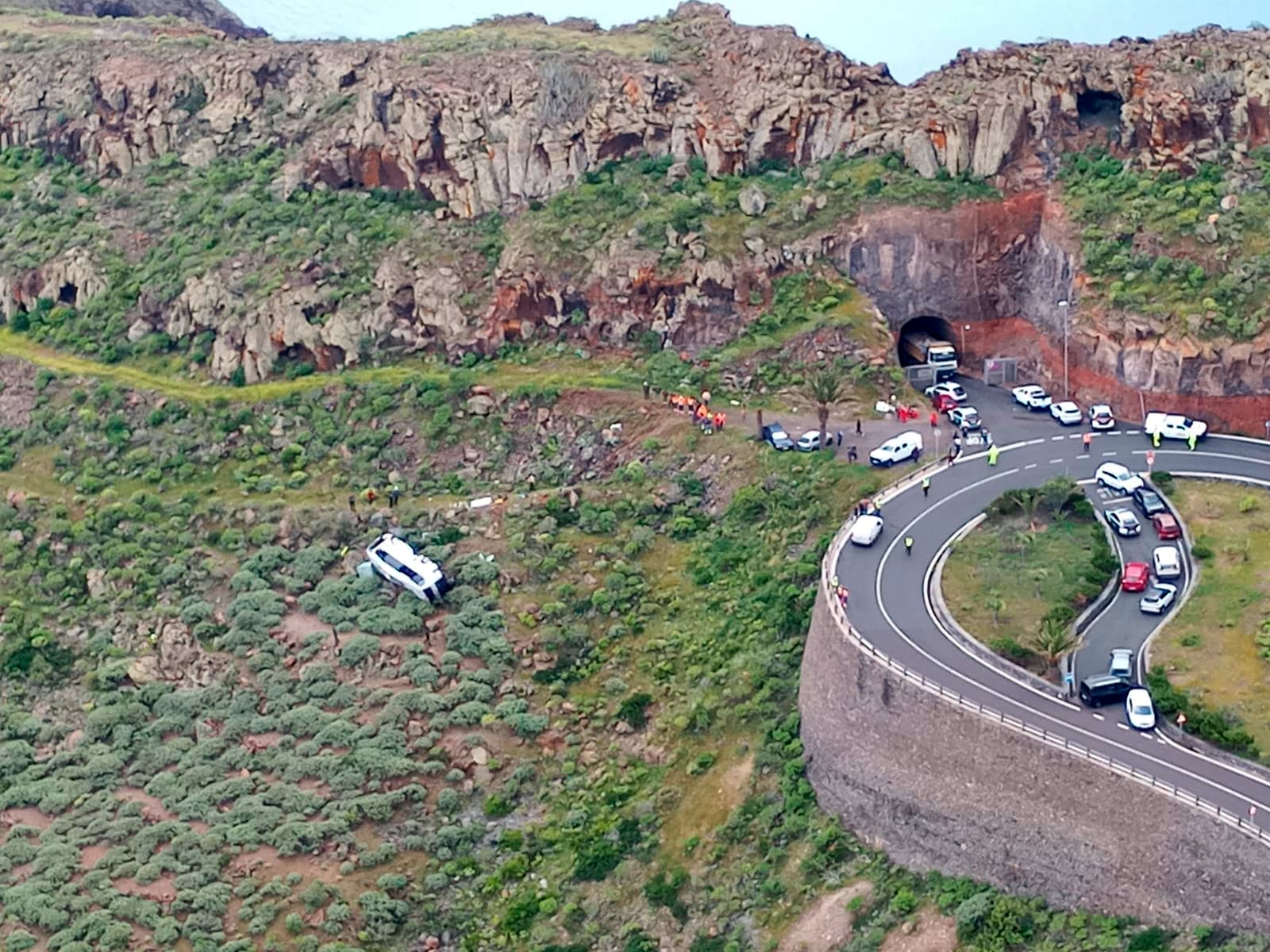 un-muerto-y-cuatro-heridos-graves-tras-precipitarse-un-autocar-en-la-gomera
