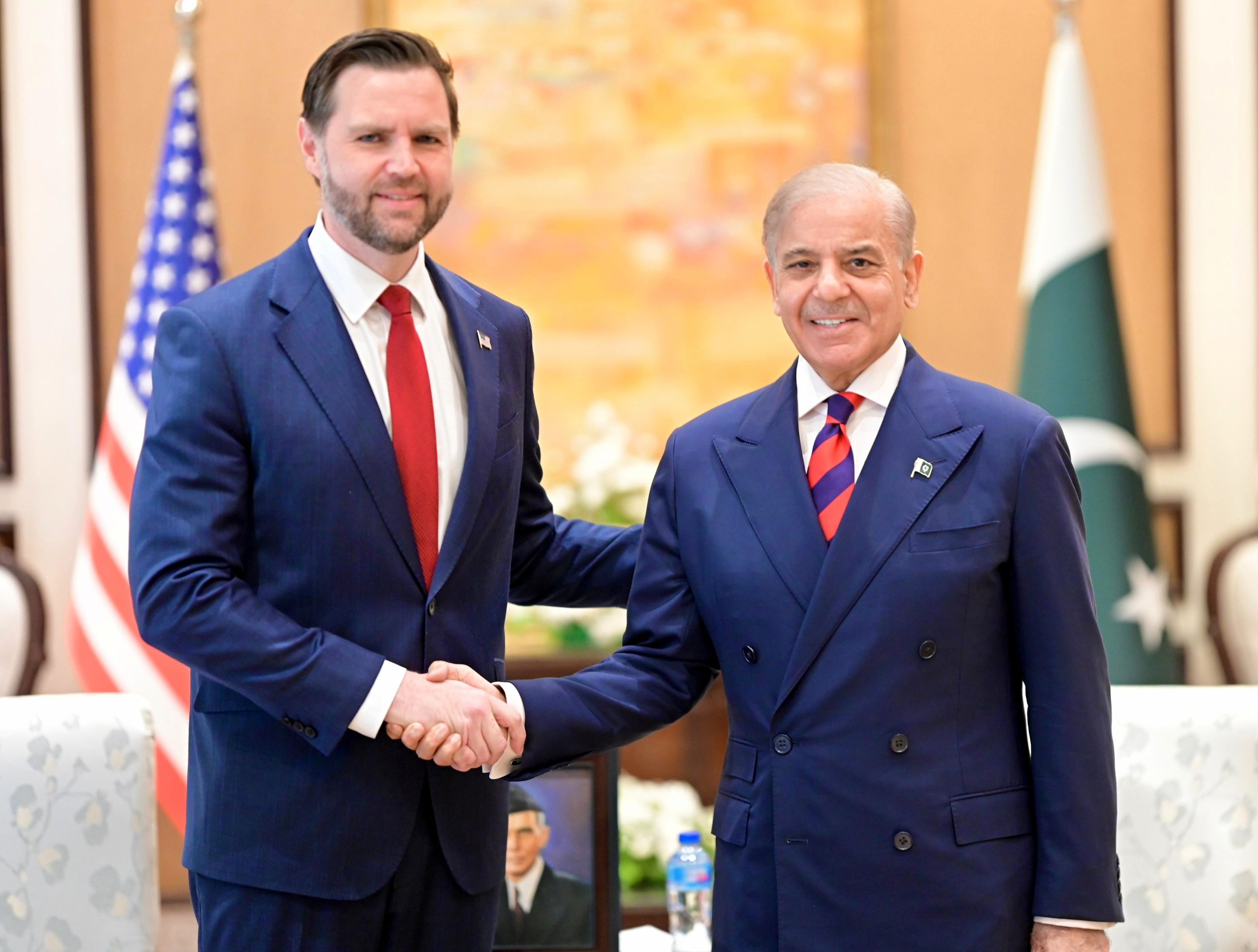 ultima-hora-de-la-guerra-de-estados-unidos-e-israel-contra-iran,-en-directo-|-ee-uu-asegura-que-dos-de-sus-buques-militares-han-cruzado-ormuz-para-desminar-el-estrecho-e-iran-lo-niega