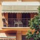 como-asegurar-la-alfombra-del-balcon-en-primavera-para-que-no-se-vuele-con-el-viento