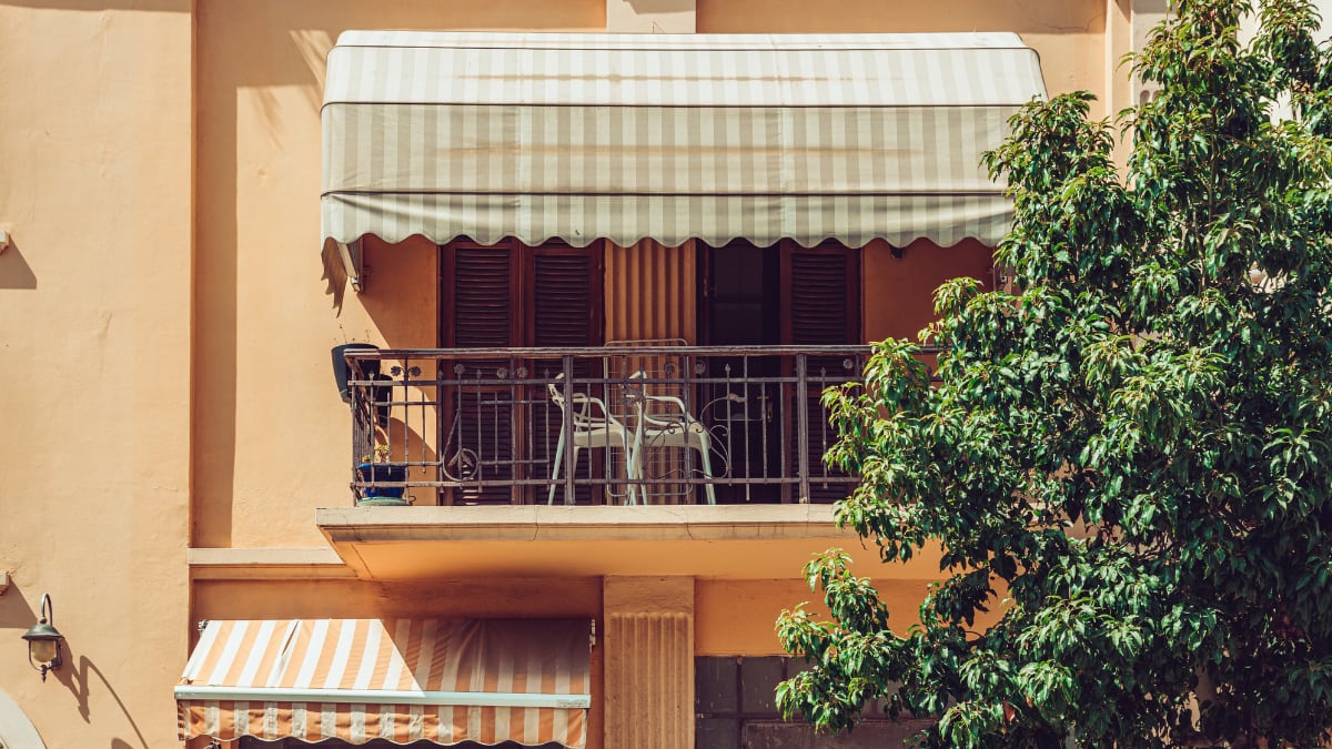como-asegurar-la-alfombra-del-balcon-en-primavera-para-que-no-se-vuele-con-el-viento