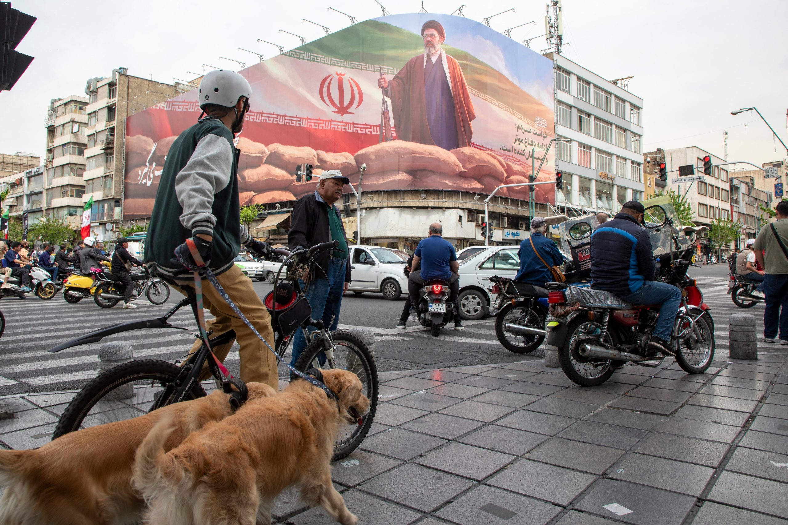 ultima-hora-de-la-guerra-de-estados-unidos-e-israel-contra-iran,-en-directo-|-iran-amenaza-con-ataques-a-los-puertos-de-la-region-horas-antes-de-que-ee-uu-bloquee-el-estrecho-de-ormuz