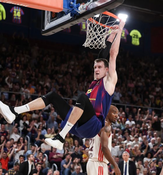 el-palau-abraza-a-pesic-y-el-barca-se-gana-el-derecho-a-sonar