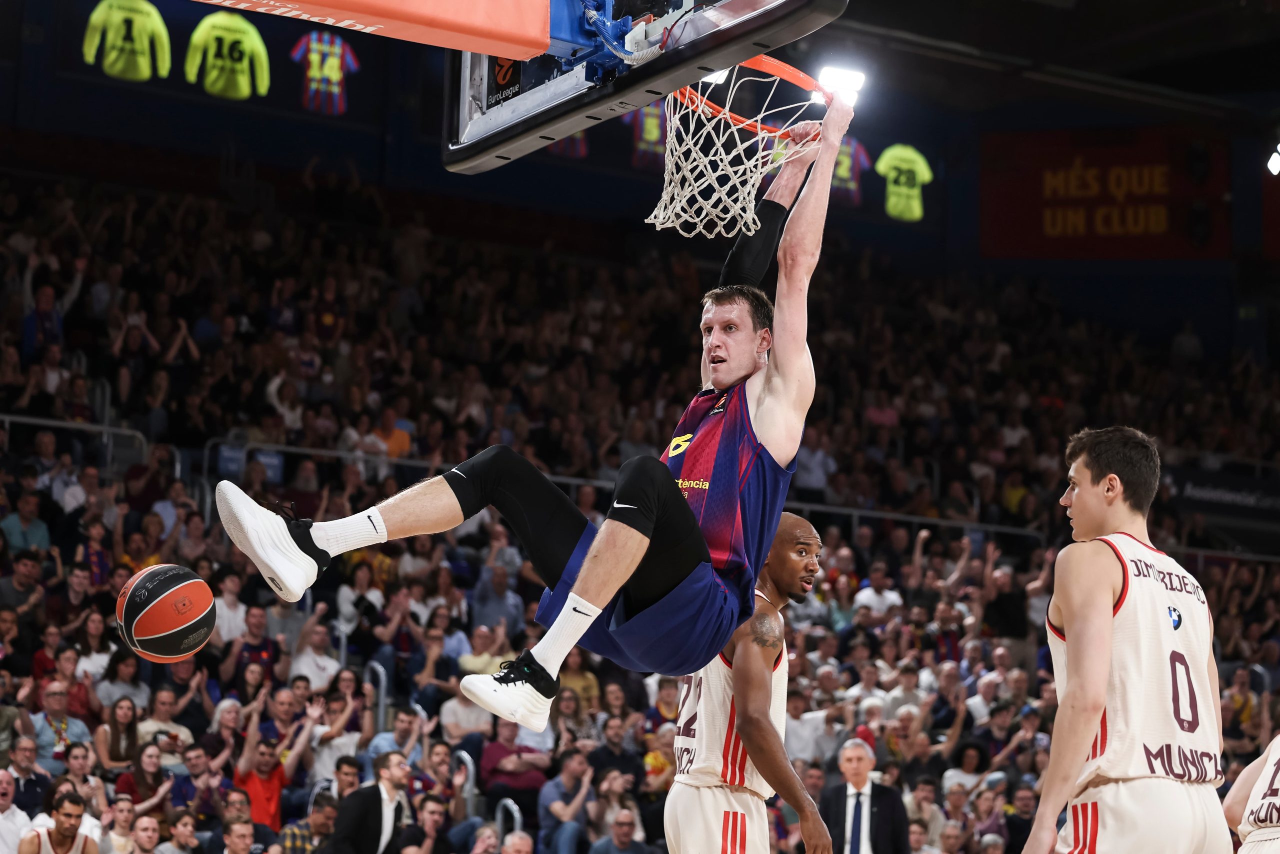 el-palau-abraza-a-pesic-y-el-barca-se-gana-el-derecho-a-sonar