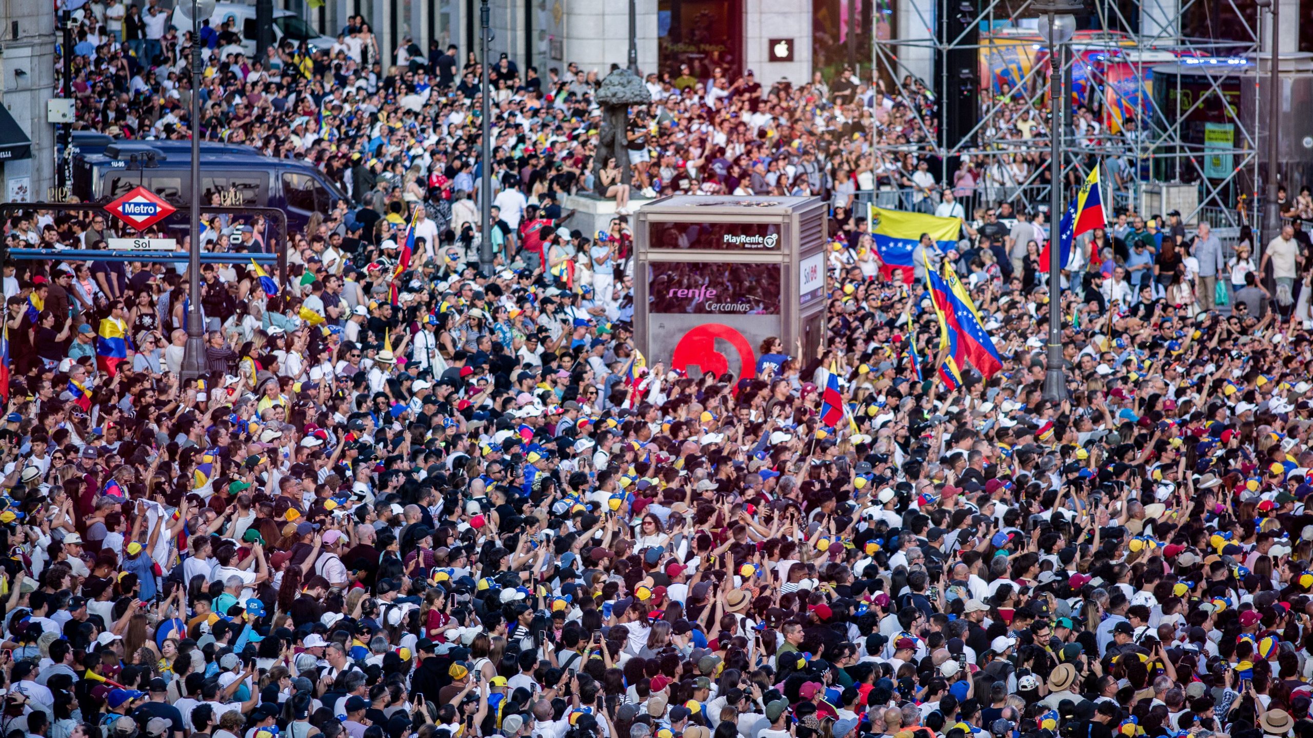 mas-madrid-y-podemos-exigen-que-ayuso-condene-los-canticos-“racistas”-en-el-acto-de-maria-corina-machado