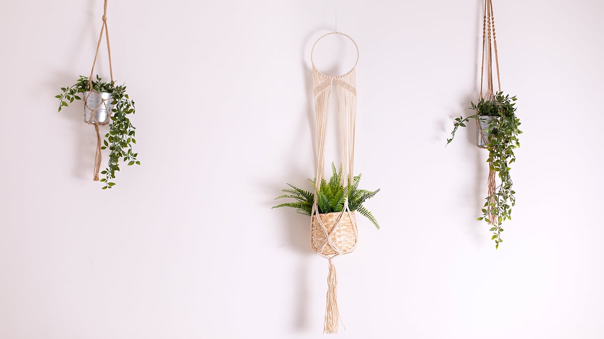 convierte-cualquier-pared-de-tu-casa-en-un-rincon-especial-con-estas-macetas-colgantes