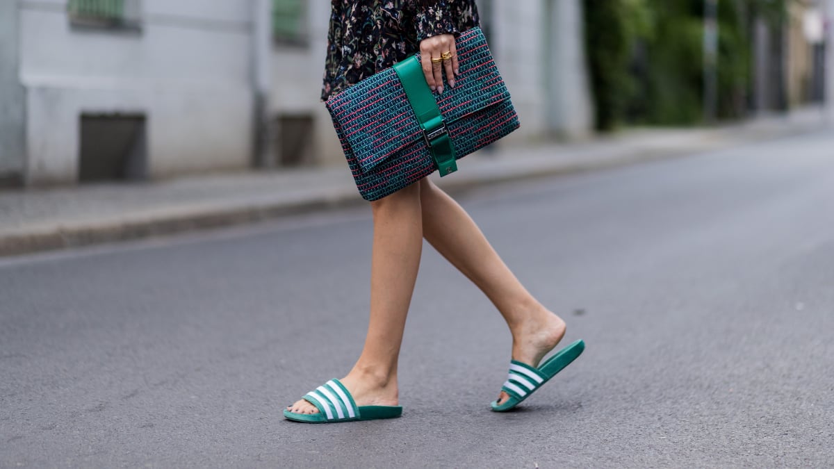 cuatro-chanclas-‘retro’-que-no-pasan-de-moda:-arrasan-siempre-en-amazon-por-su-sencillez-y-comodidad