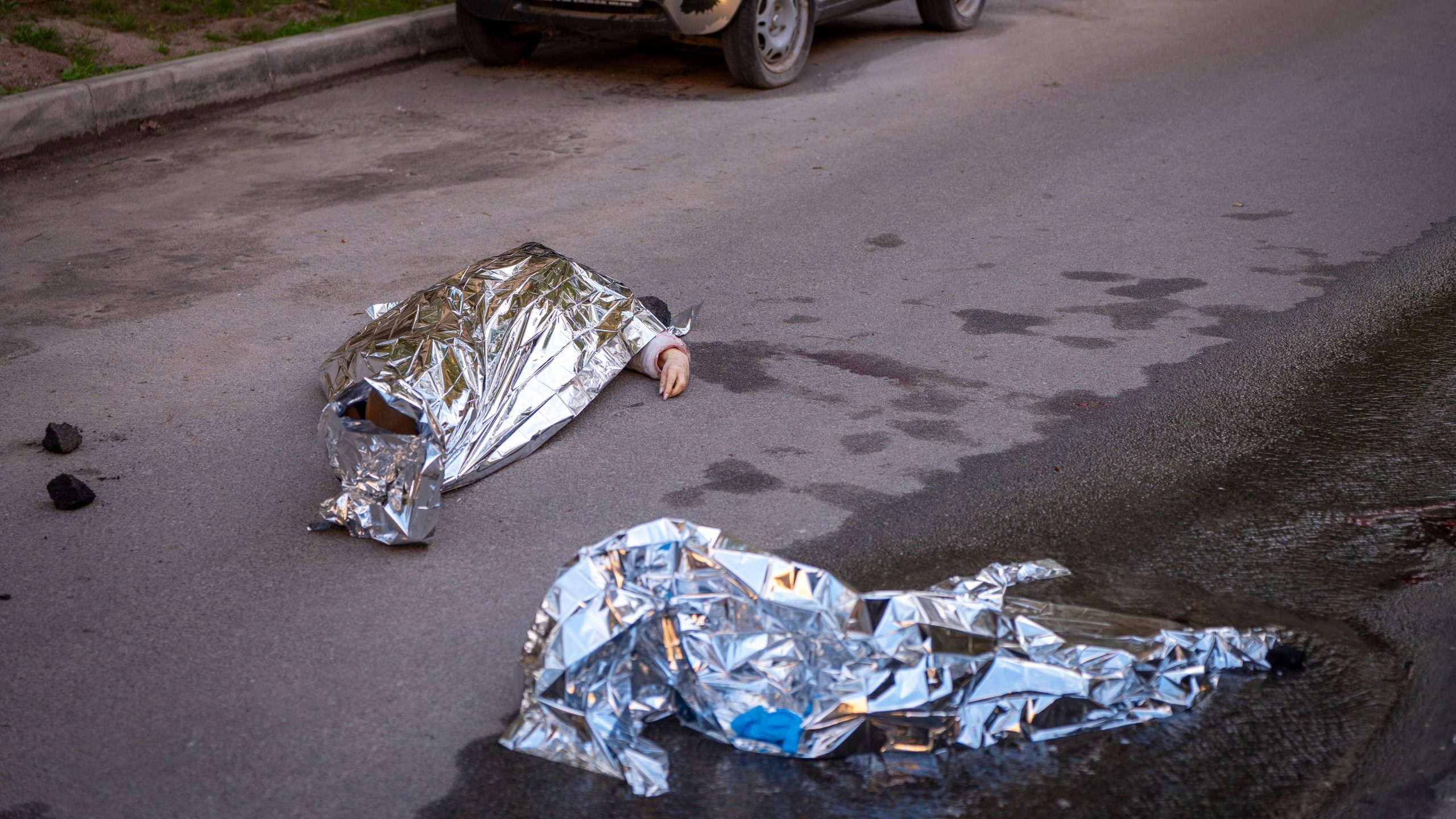 la-cobardia-de-dos-policias-durante-un-tiroteo-desata-la-indignacion-en-ucrania