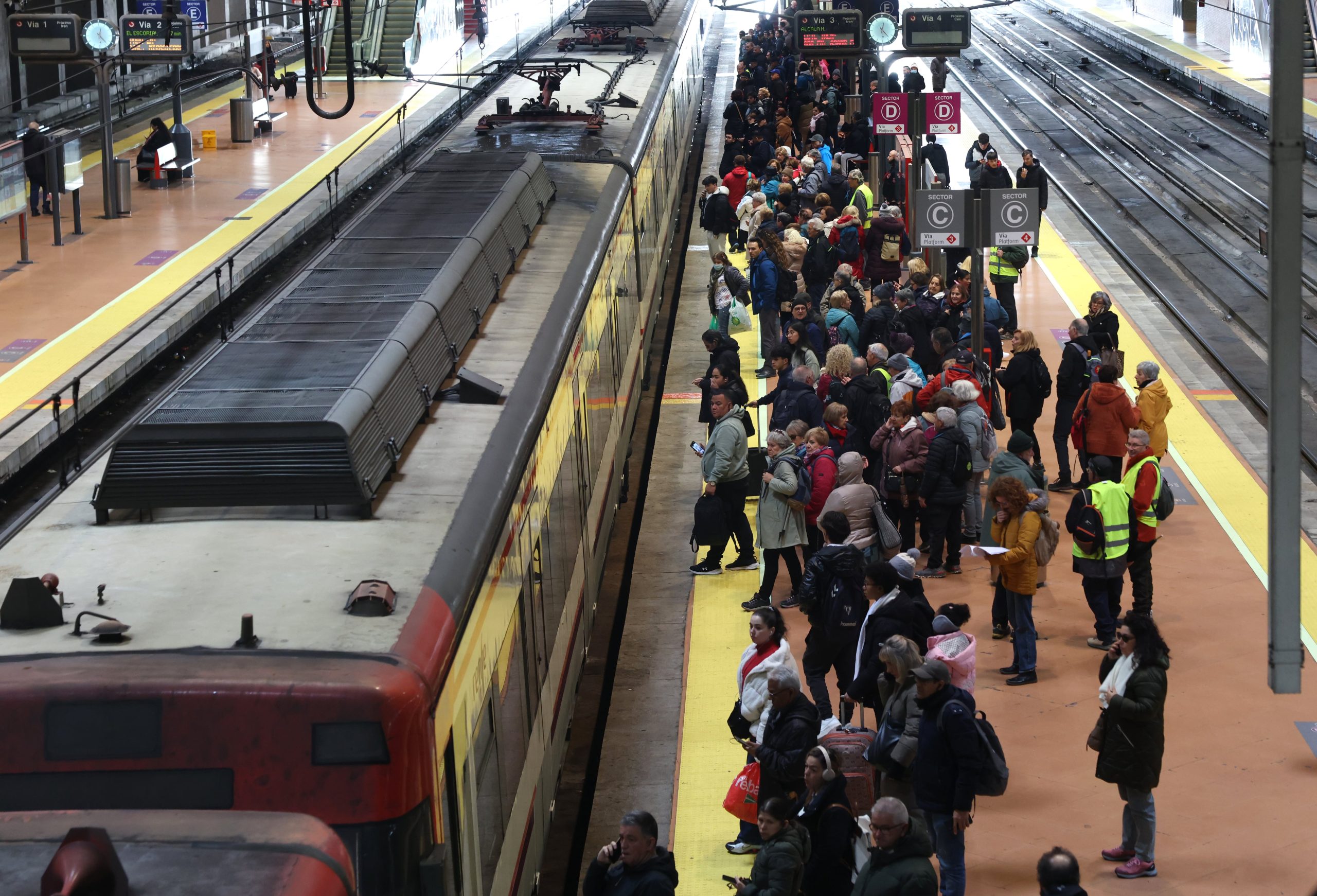 una-averia-en-atocha,-ya-solucionada,-provoca-el-caos-en-casi-toda-la-red-de-cercanias-en-plena-hora-punta:-“el-tren-va-a-trompicones”