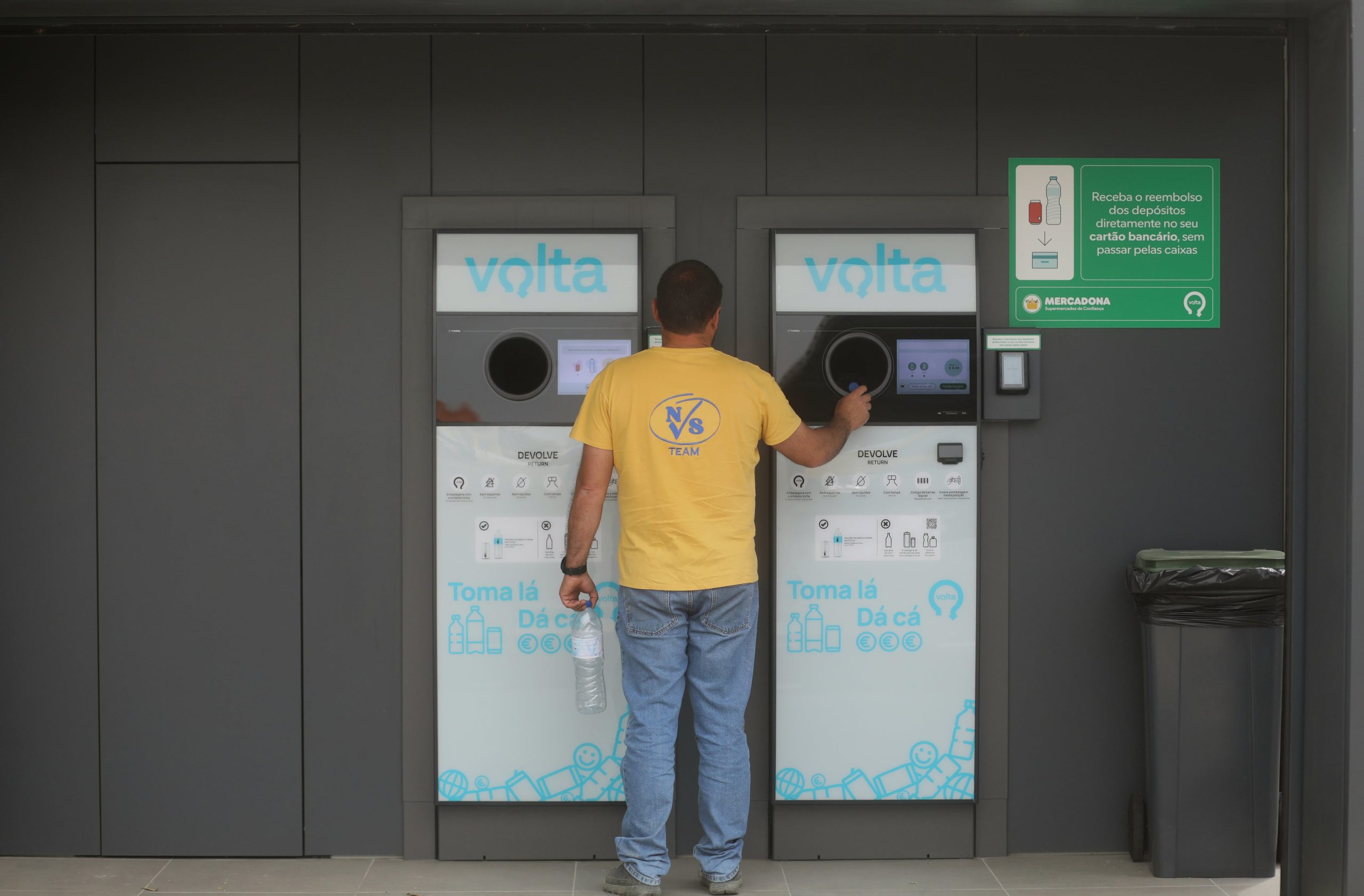 en-los-supermercados-mercadona-ya-se-pueden-devolver-latas-y-botellas-por-dinero,-pero-en-portugal