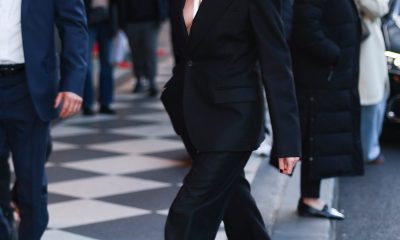 charlize-theron-sin-camisa-bajo-la-americana-pero-con-lechuguilla-barroca:-un-look-sencillo-pero-de-impacto-rotundo-para-promocionar-‘apex’