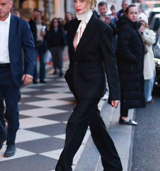 charlize-theron-sin-camisa-bajo-la-americana-pero-con-lechuguilla-barroca:-un-look-sencillo-pero-de-impacto-rotundo-para-promocionar-‘apex’