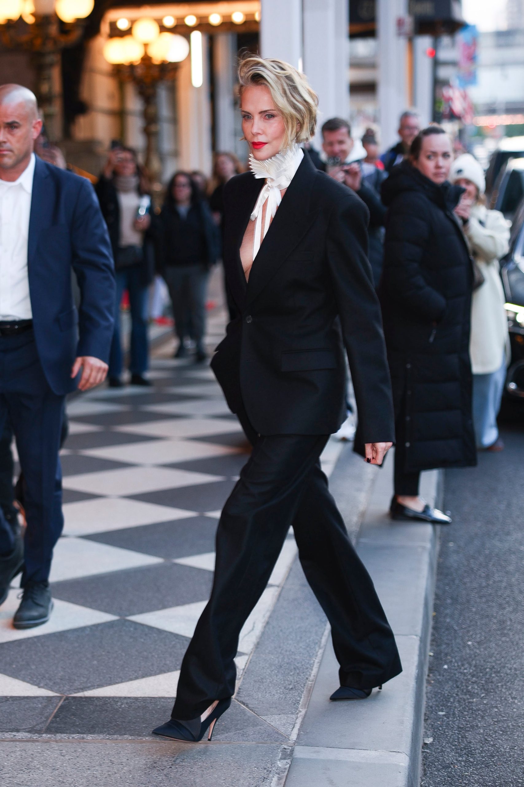 charlize-theron-sin-camisa-bajo-la-americana-pero-con-lechuguilla-barroca:-un-look-sencillo-pero-de-impacto-rotundo-para-promocionar-‘apex’