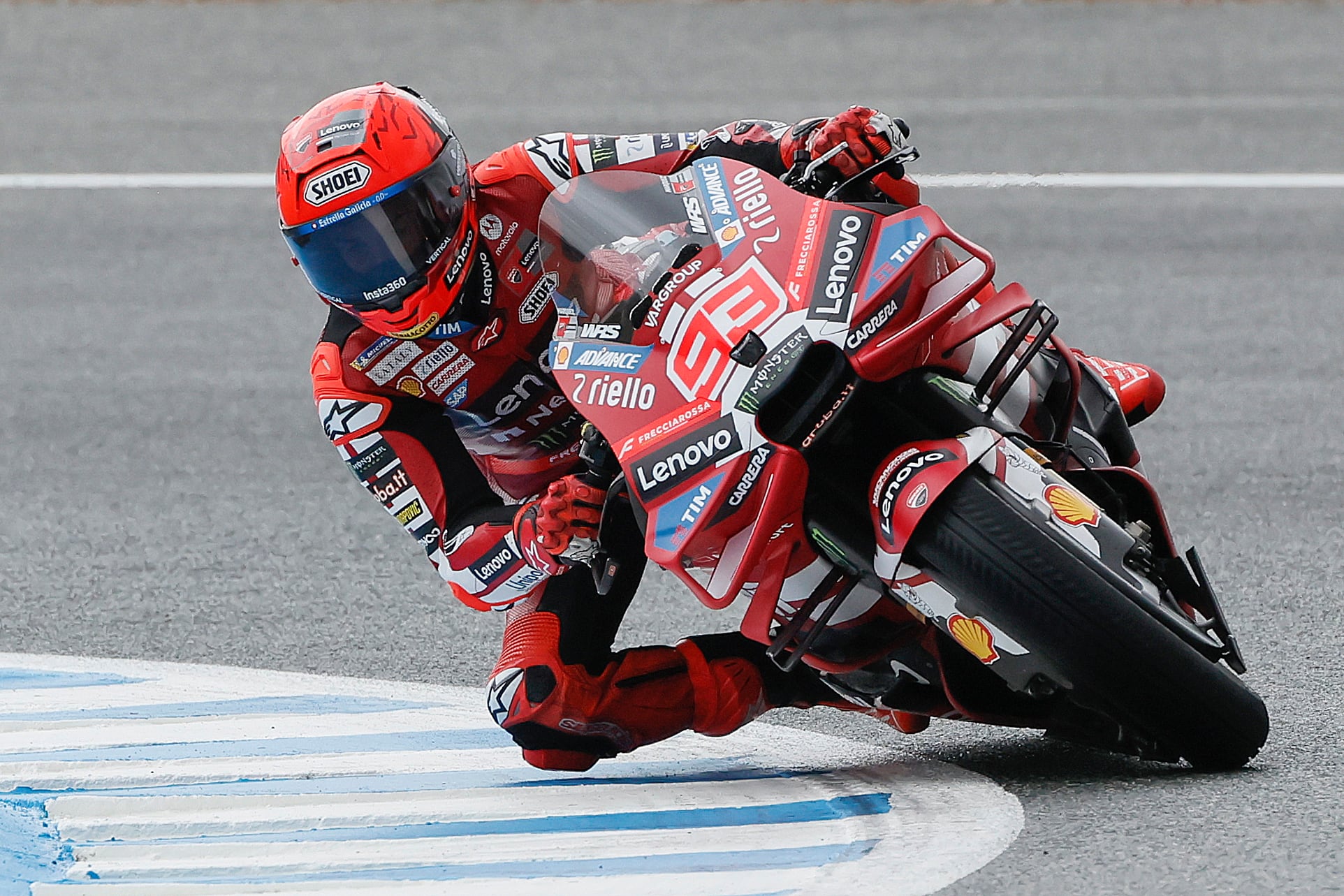 marc-marquez-baila-sobre-el-agua-en-jerez-para-conseguir-la-‘pole’-en-el-gp-de-espana