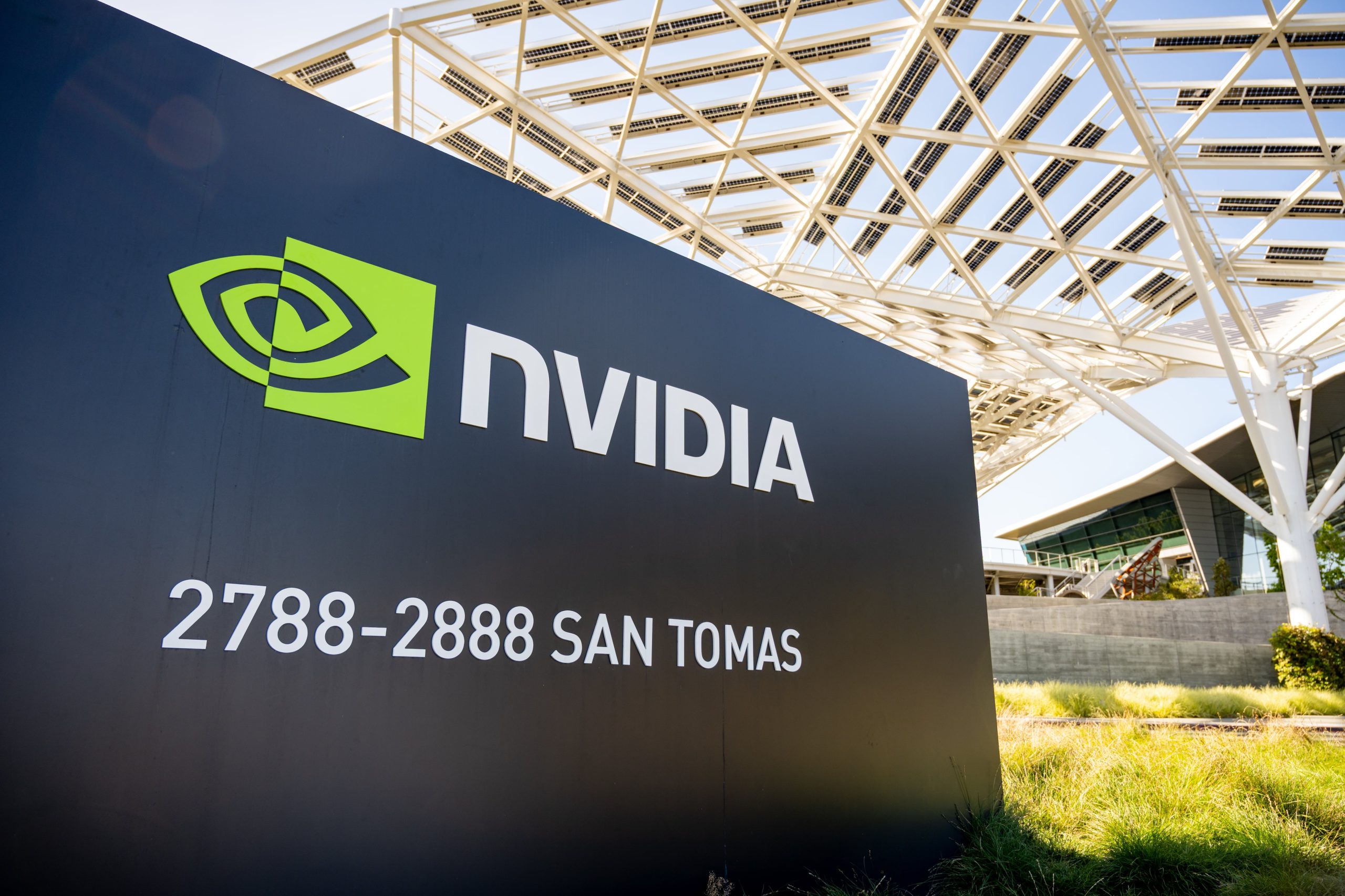 nvidia-vuelve-a-romper-su-techo:-bate-su-maximo-historico-en-bolsa-y-se-refuerza-como-empresa-mas-valiosa-del-mundo
