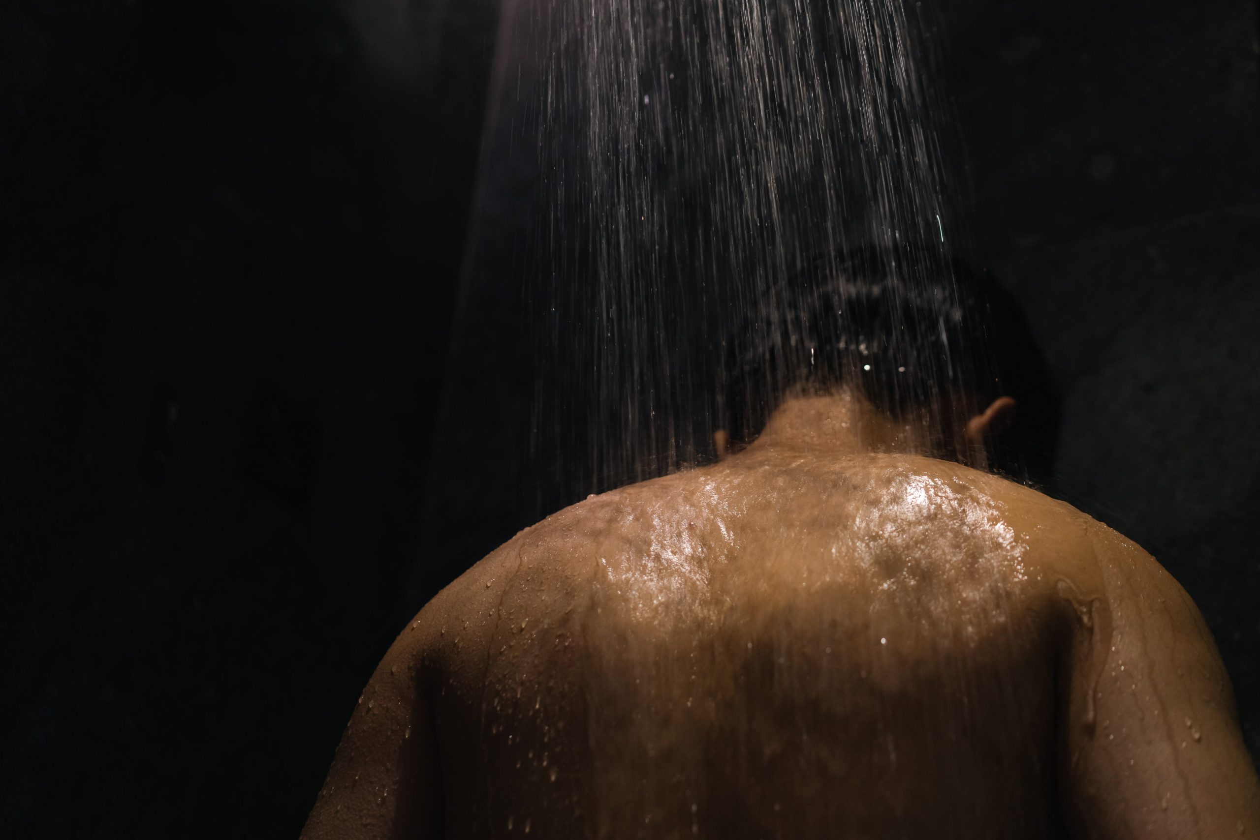 does-showering-in-the-dark-help-improve-sleep?-here’s-what-the-science-says