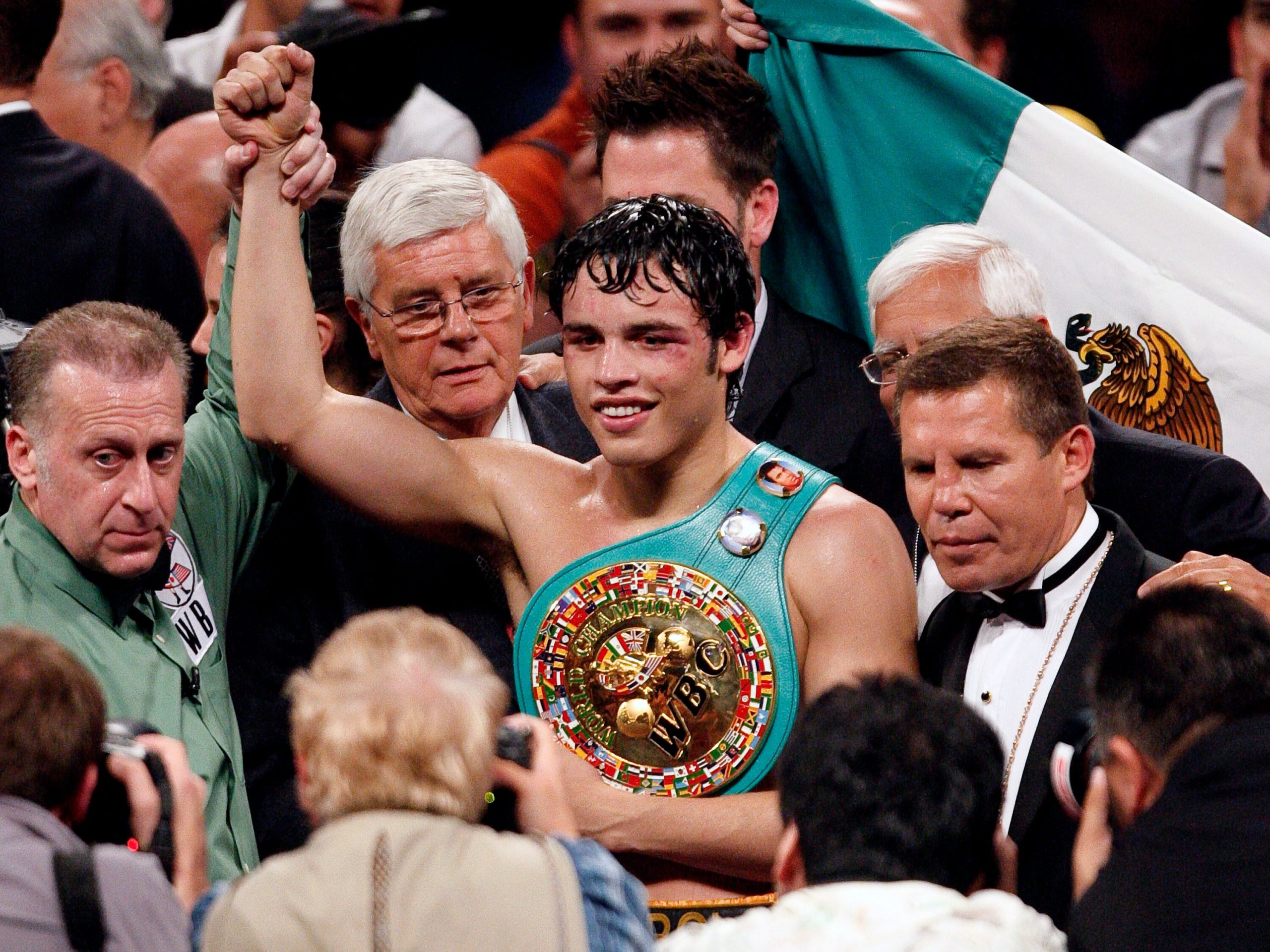 the-julio-cesar-chavez-family:-mexico’s-most-famous-boxing-dynasty-faces-a-different-kind-of-fight