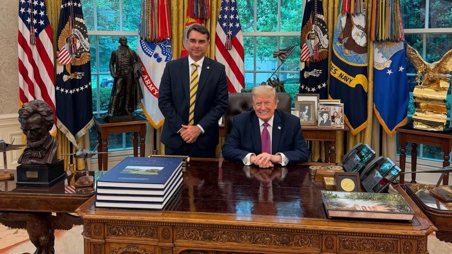 trump-receives-flavio-bolsonaro-in-the-oval-office-three-weeks-after-lula