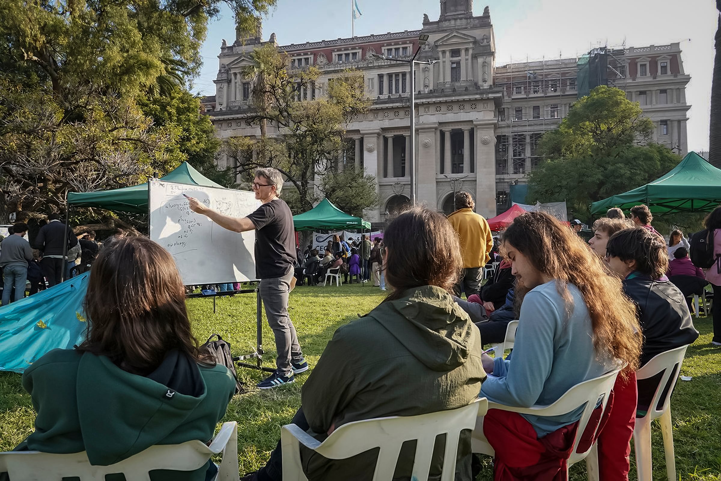 university-demands-against-argentina’s-milei-escalate-with-student-protests-and-faculty-strikes