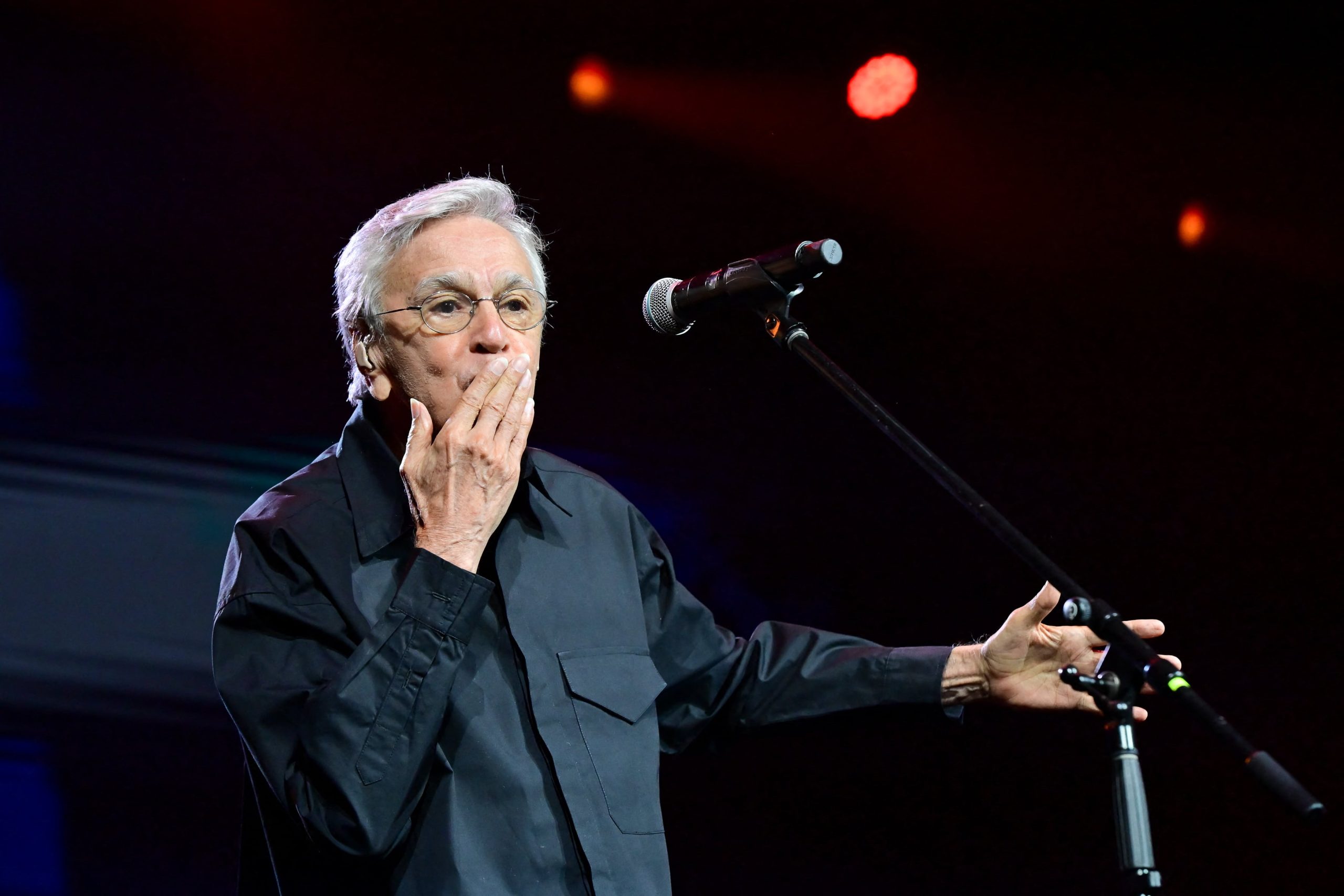 caetano-veloso:-‘right-now-concern-predominates-within-me;-brazil-seems-unable-to-save-itself’