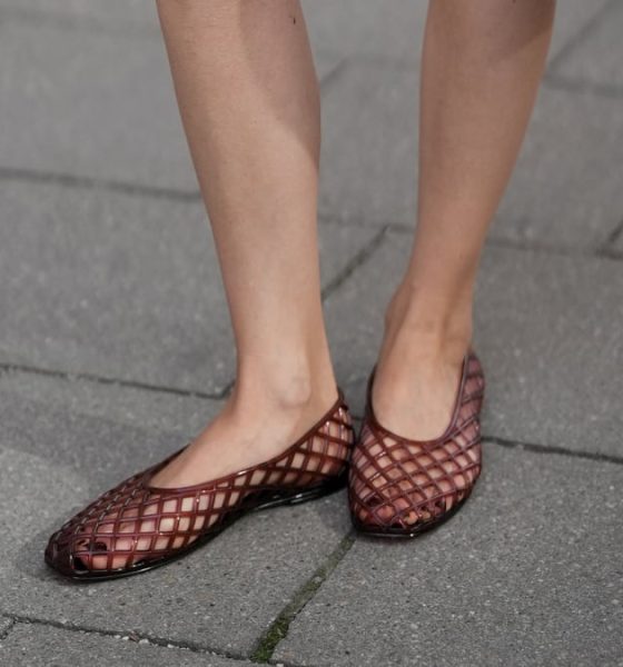 las-‘jelly-shoes’-estan-de-regreso:-el-calzado-comodo-que-ya-llevan-las-que-mas-saben-de-moda