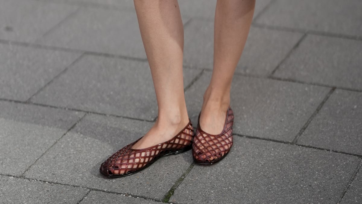 las-‘jelly-shoes’-estan-de-regreso:-el-calzado-comodo-que-ya-llevan-las-que-mas-saben-de-moda