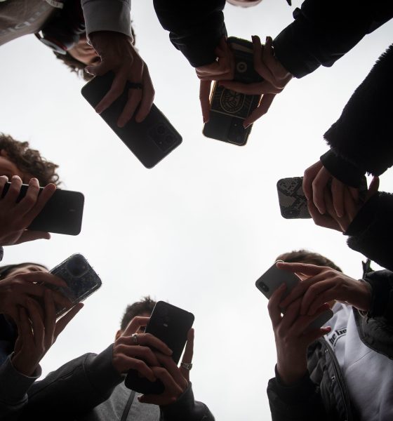 how-social-media-platforms-keep-students-hooked:-notifications-during-school-hours-and-paid-‘teen-ambassadors’
