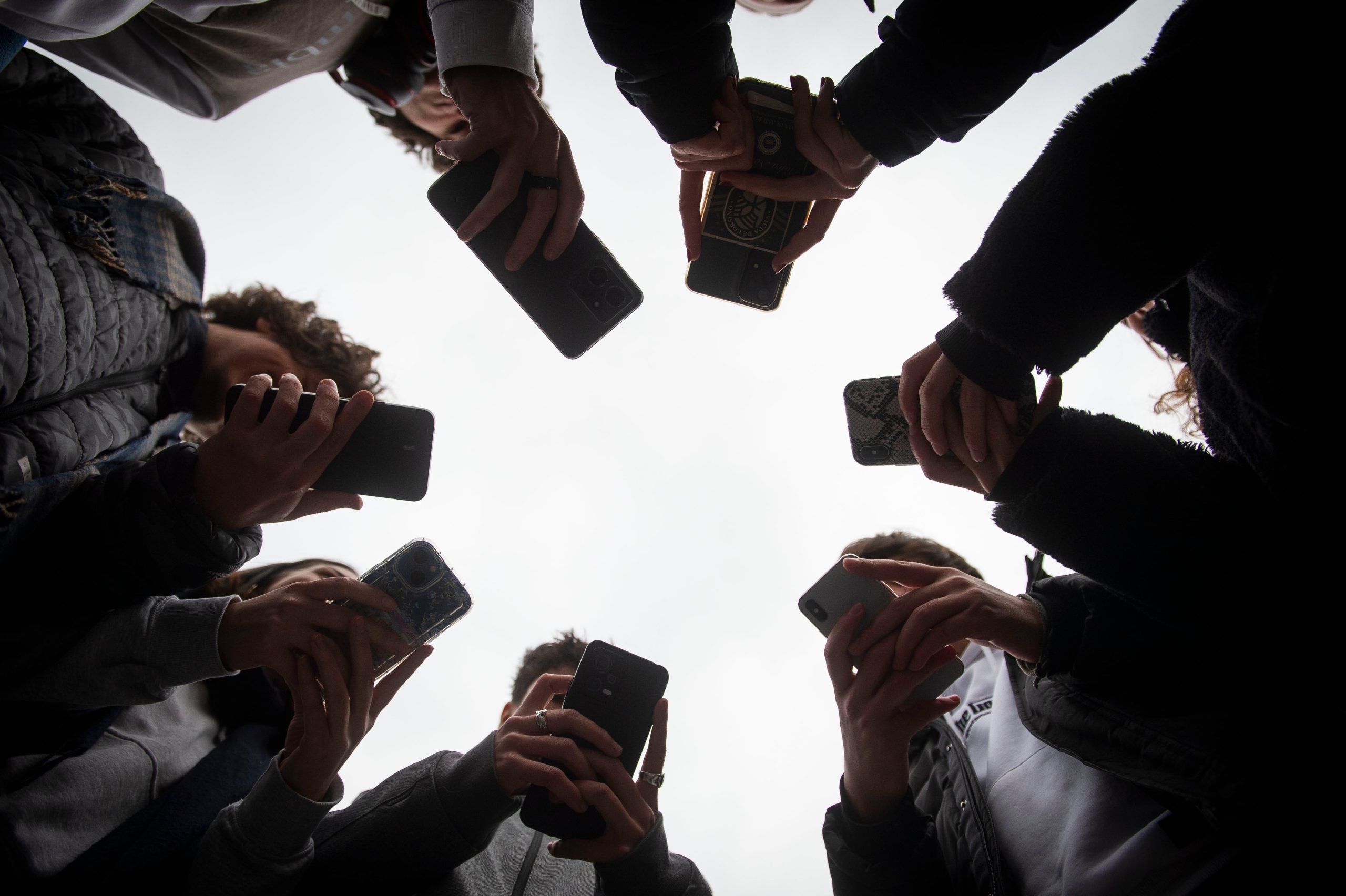 how-social-media-platforms-keep-students-hooked:-notifications-during-school-hours-and-paid-‘teen-ambassadors’