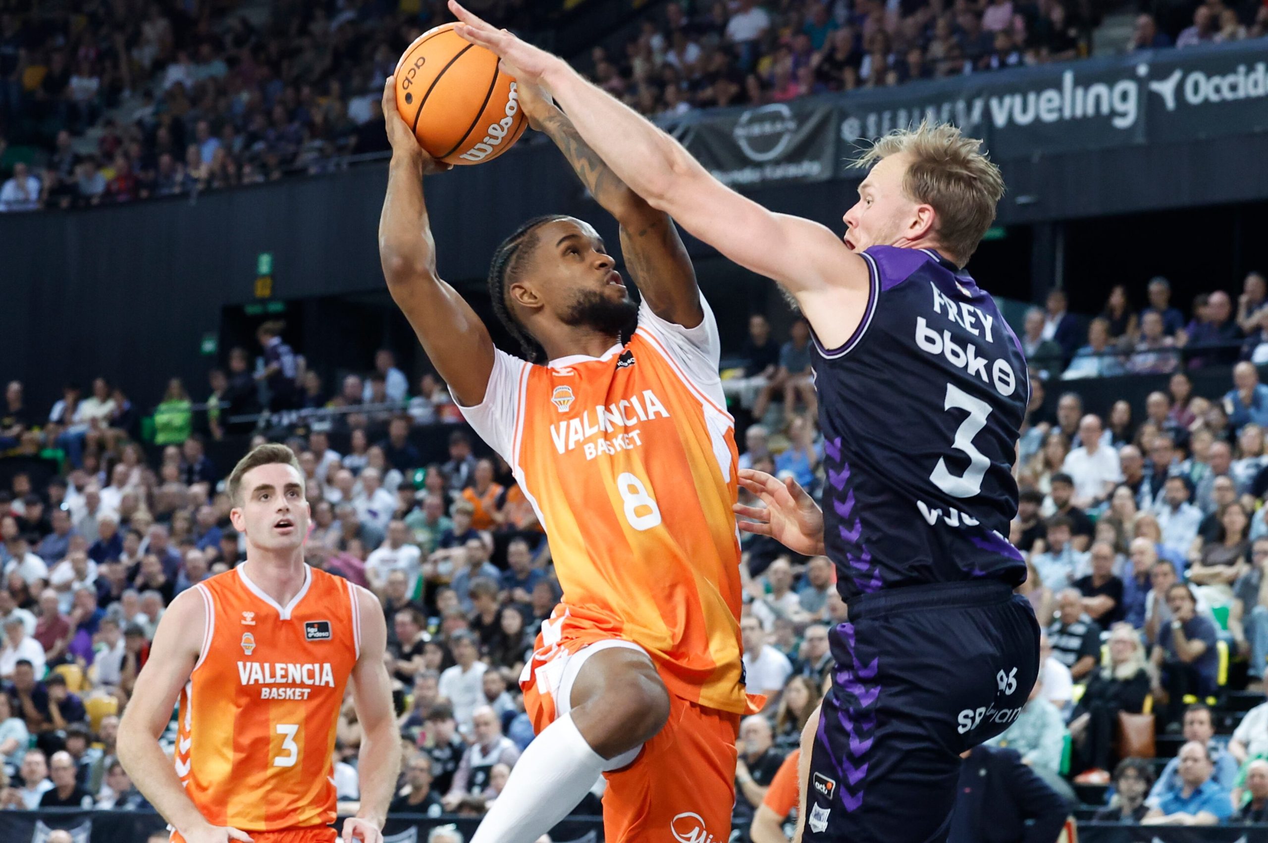 el-valencia-se-olvida-del-susto-del-miercoles,-liquida-al-bilbao-con-autoridad-y-ya-esta-en-semifinales-de-la-acb