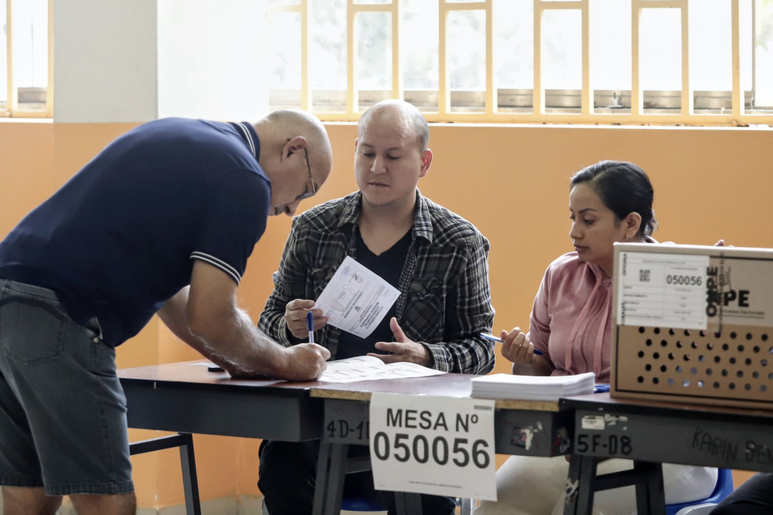 resultados-de-las-elecciones-en-peru,-en-vivo-|-los-sondeos-a-pie-de-urna-pronostican-un-empate-entre-keiko-fujimori-(50,7%)-y-roberto-sanchez-(49,3%)