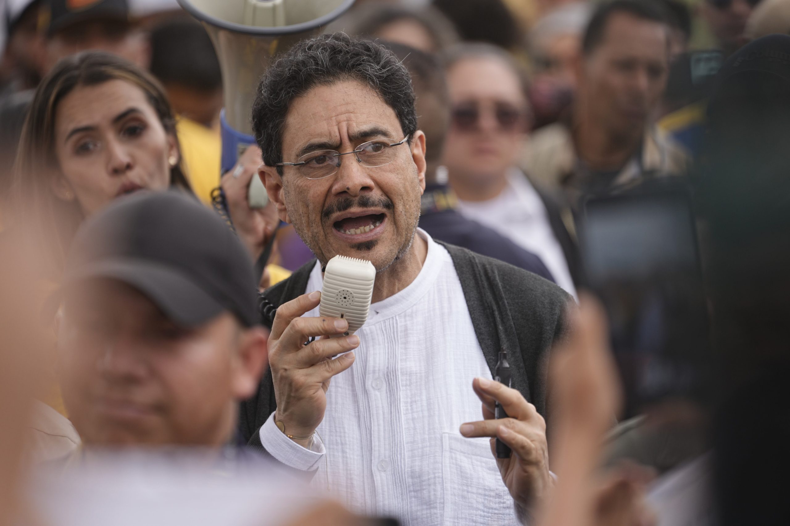 ivan-cepeda-enters-final-stretch-of-presidential-campaign-with-no-money-and-petro-on-his-heels