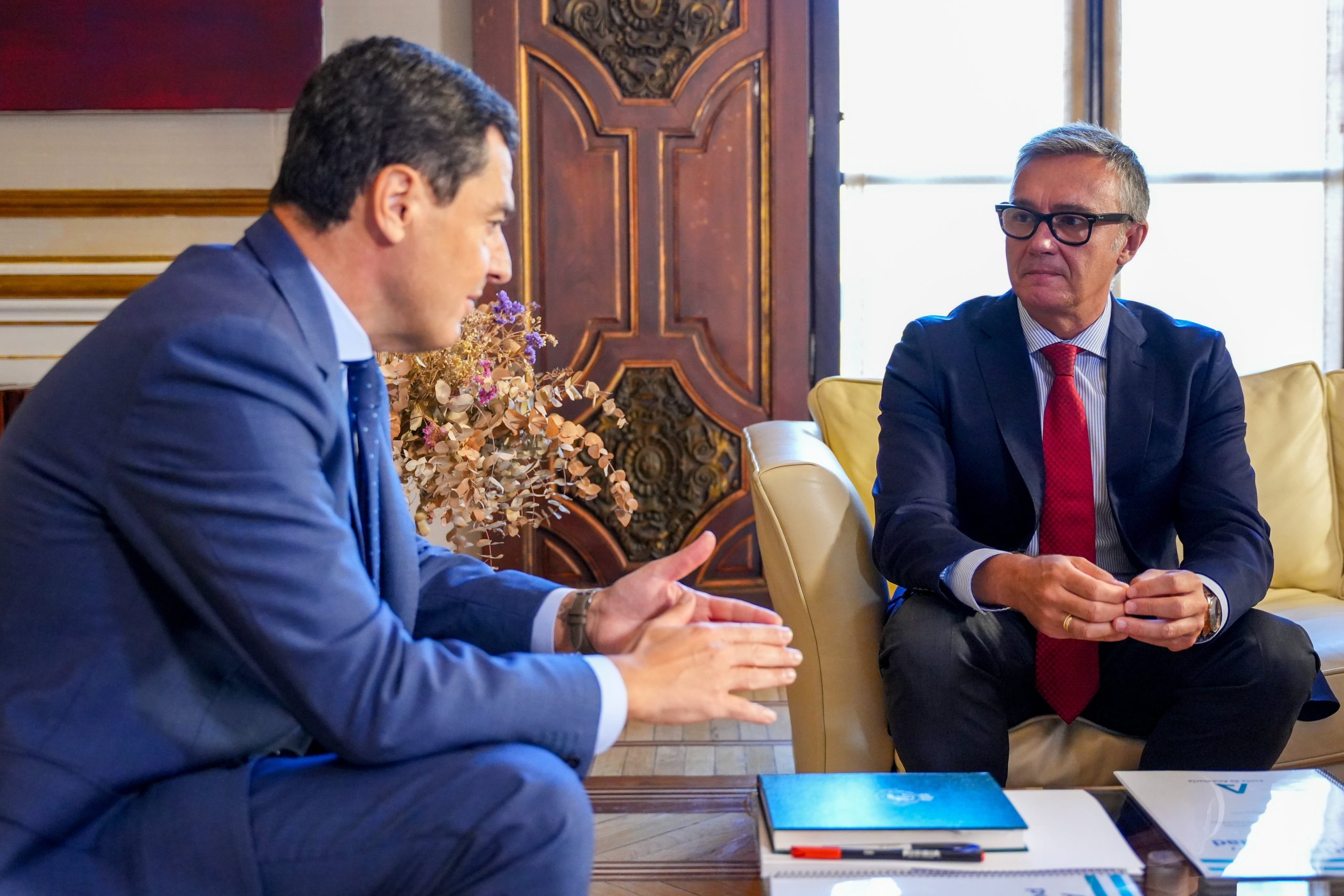 el-pp-se-reune-con-vox-para-negociar-la-investidura-de-moreno-en-andalucia