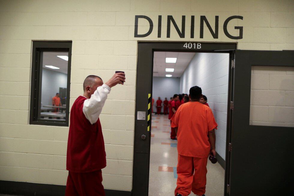 migrants-at-the-mercy-of-gangs:-ice-detainees-forced-to-live-alongside-organized-crime