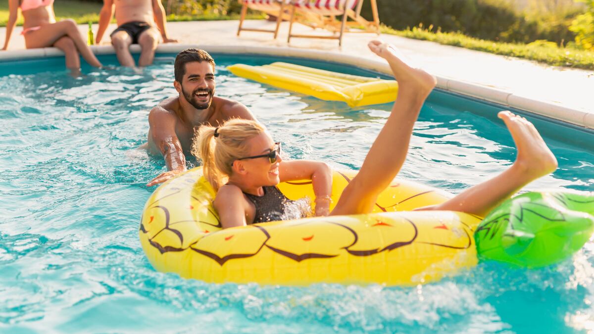 estas-son-las-colchonetas-e-inflables-mas-divertidos-para-inaugurar-la-temporada-de-piscina