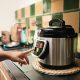 sustituye-a-7-electrodomesticos-y-cabe-en-cualquier-cocina-pequena:-la-olla-multifuncion-que-arrasa-en-amazon