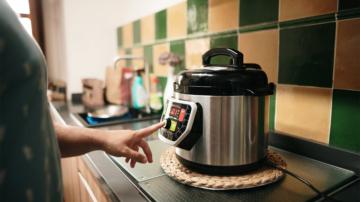 sustituye-a-7-electrodomesticos-y-cabe-en-cualquier-cocina-pequena:-la-olla-multifuncion-que-arrasa-en-amazon