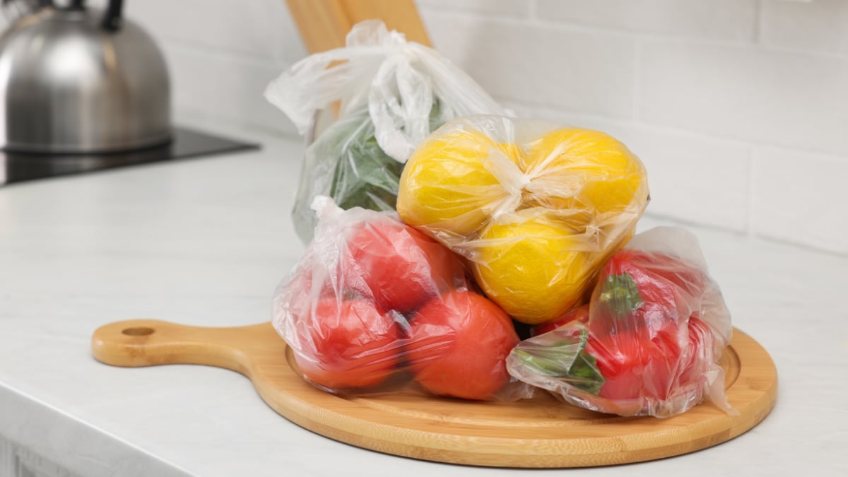 estas-bolsas-elasticas-para-alimentos-son-el-truco-definitivo-para-tapar-tus-platos-en-un-segundo-sin-usar-papel-film