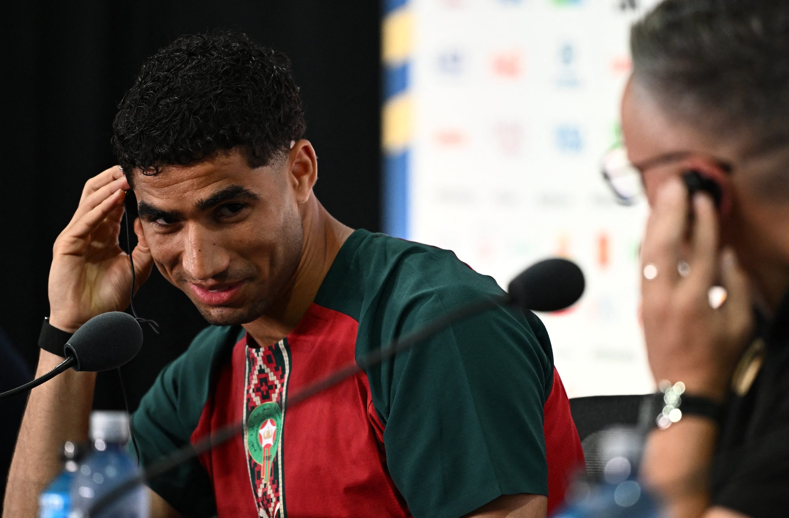 “en-espanol,-no”:-la-polemica-en-la-rueda-de-prensa-de-vinicius-y-hakimi-sobre-el-uso-del-idioma-ante-la-falta-de-traductores