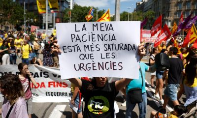 familias-y-estudiantes-se-unen-a-los-docentes-catalanes-en-la-ultima-manifestacion-del-curso
