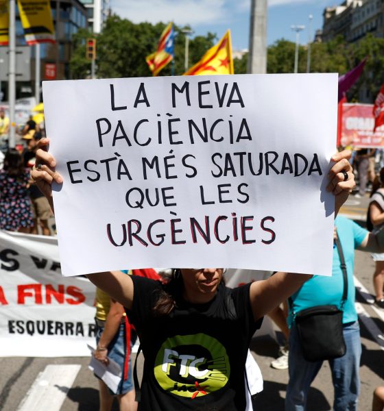 familias-y-estudiantes-se-unen-a-los-docentes-catalanes-en-la-ultima-manifestacion-del-curso