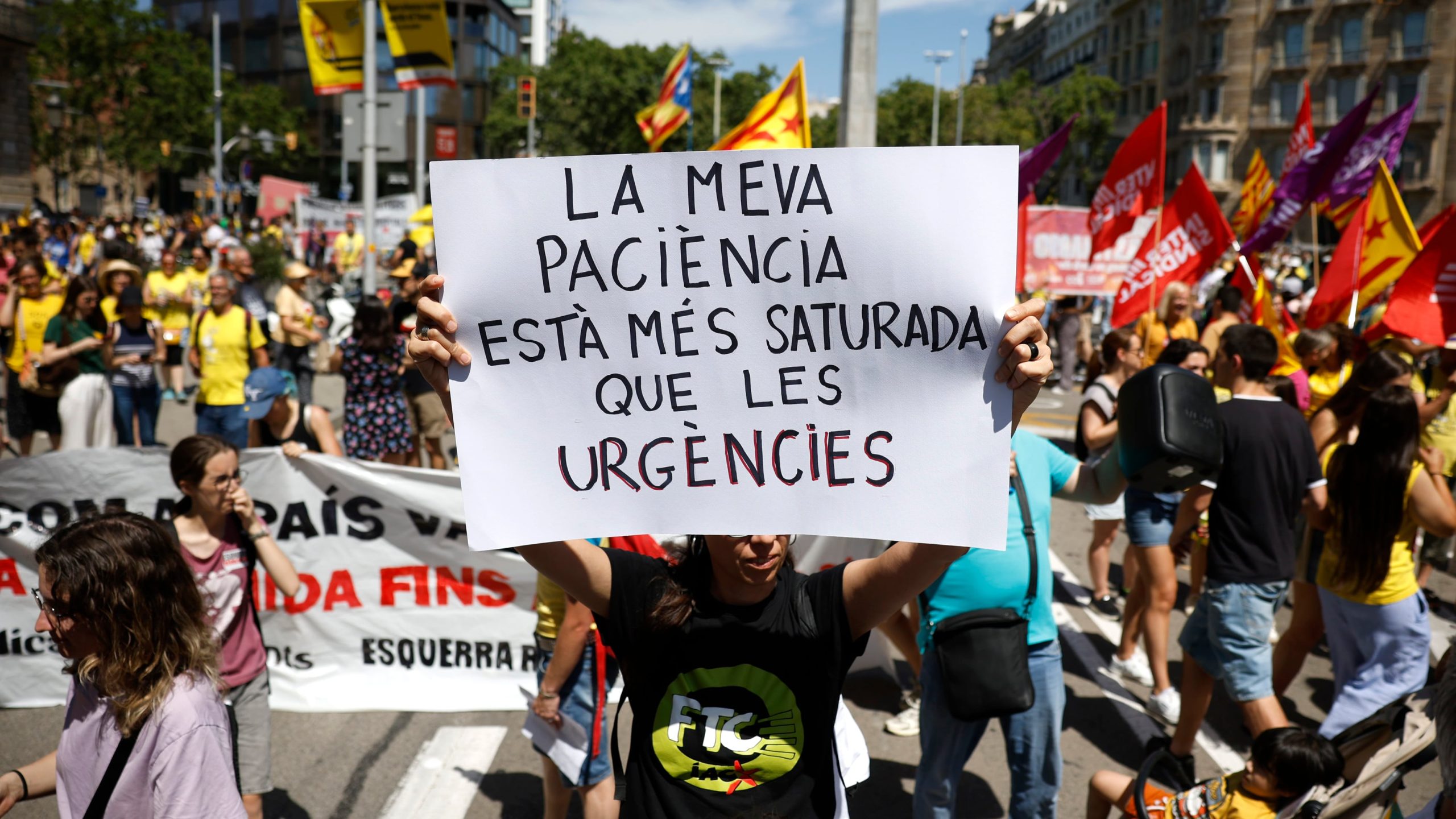 familias-y-estudiantes-se-unen-a-los-docentes-catalanes-en-la-ultima-manifestacion-del-curso
