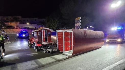 18-injured-–-including-nine-children-–-after-tourist-road-train-overturns-during-malaga-tapas-tour 