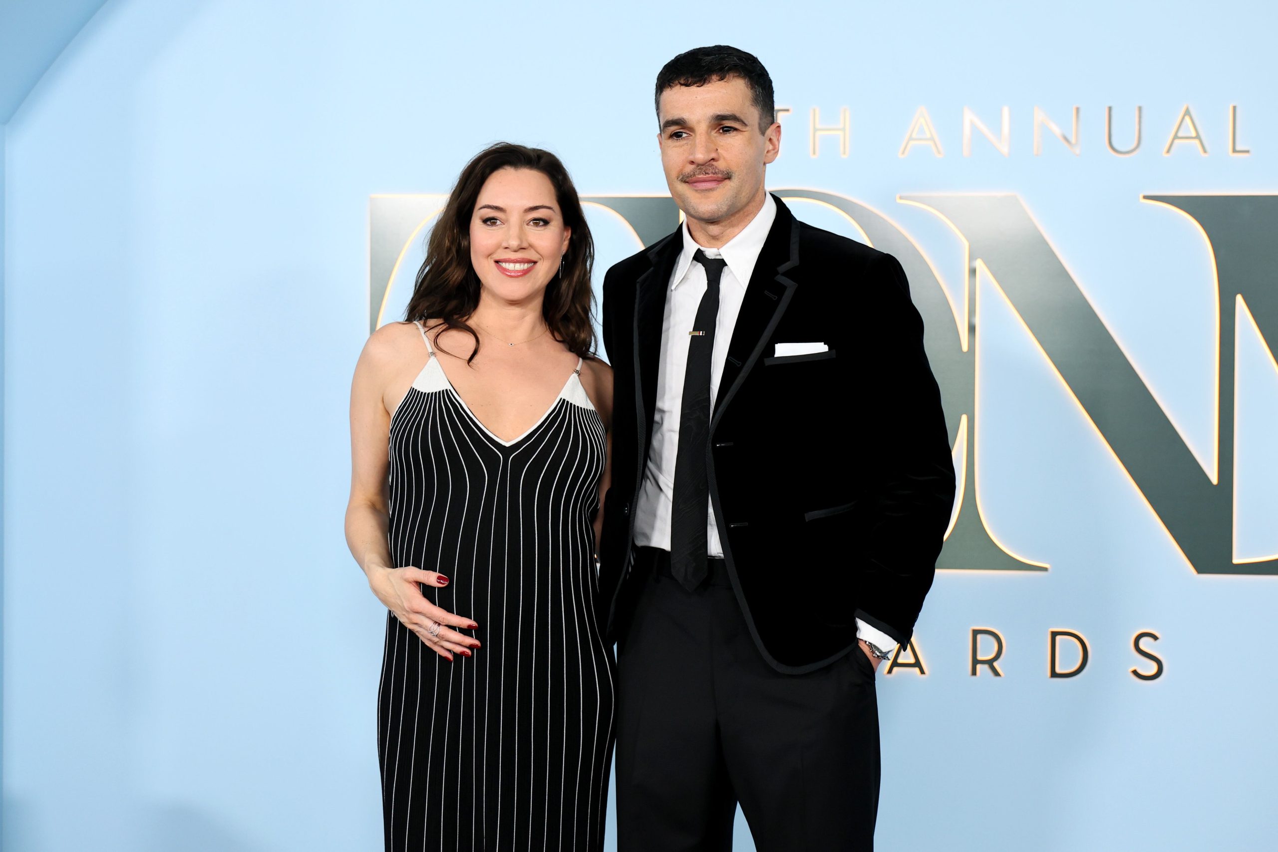 aubrey-plaza-shows-off-pregnancy-with-boyfriend-one-year-and-four-months-after-husband’s-death:-social-judgment-remains-relentless