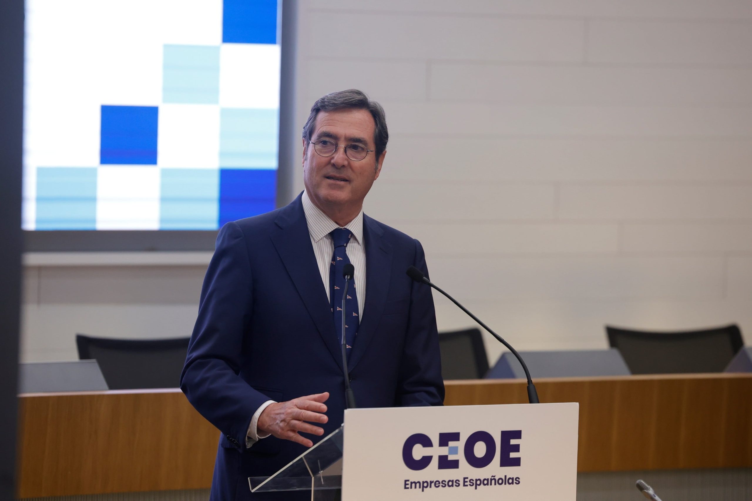 la-ceoe-sale-en-tromba-contra-el-absentismo:-pide-que-la-seguridad-social-costee-las-bajas-y-las-sustituciones-desde-el-primer-dia