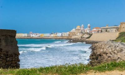 beachgoers-celebrate-as-police-arrest-man-exposing-himself-to-women-on-one-of-cadiz’s-main-beaches